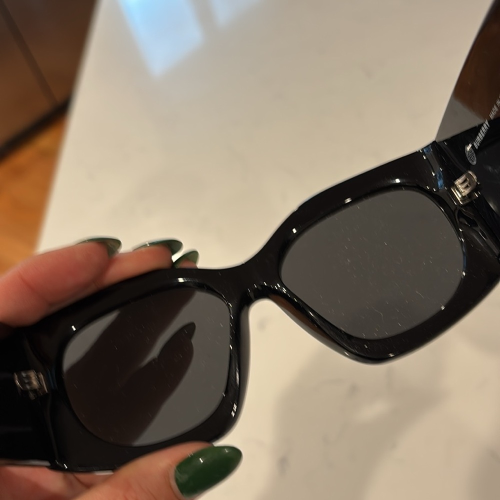 Burberry black sunglassesses - Picture 6 of 9